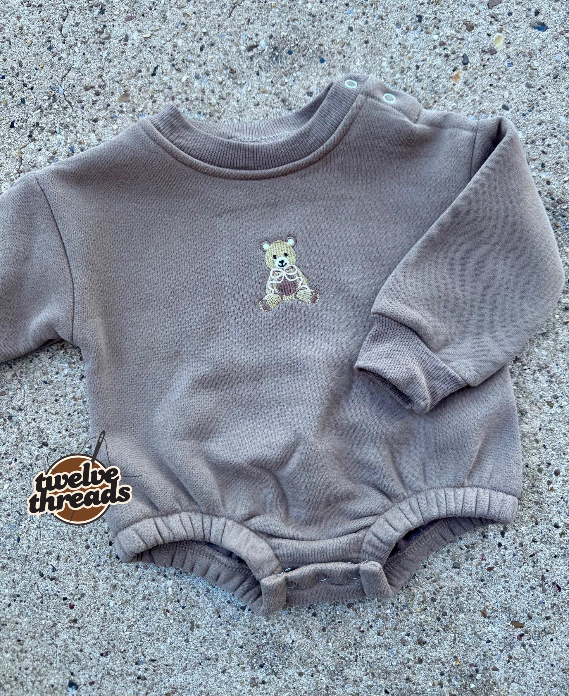 Tiny teddy bear with custom bow, baby bubble romper, embroidered teddy bear, embroidery, custom bubble, kids tales, bear sweatshirt crewneck